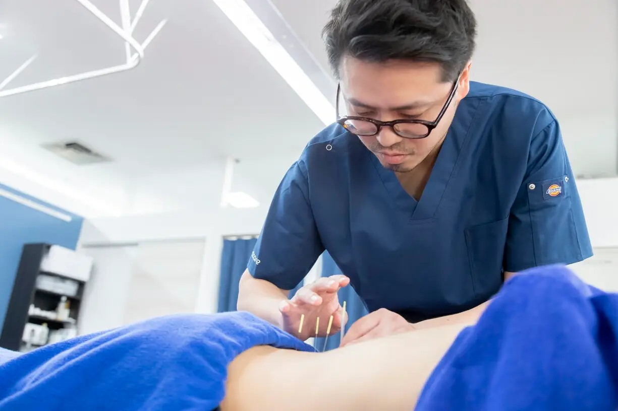 鍼灸師の治療中の様子