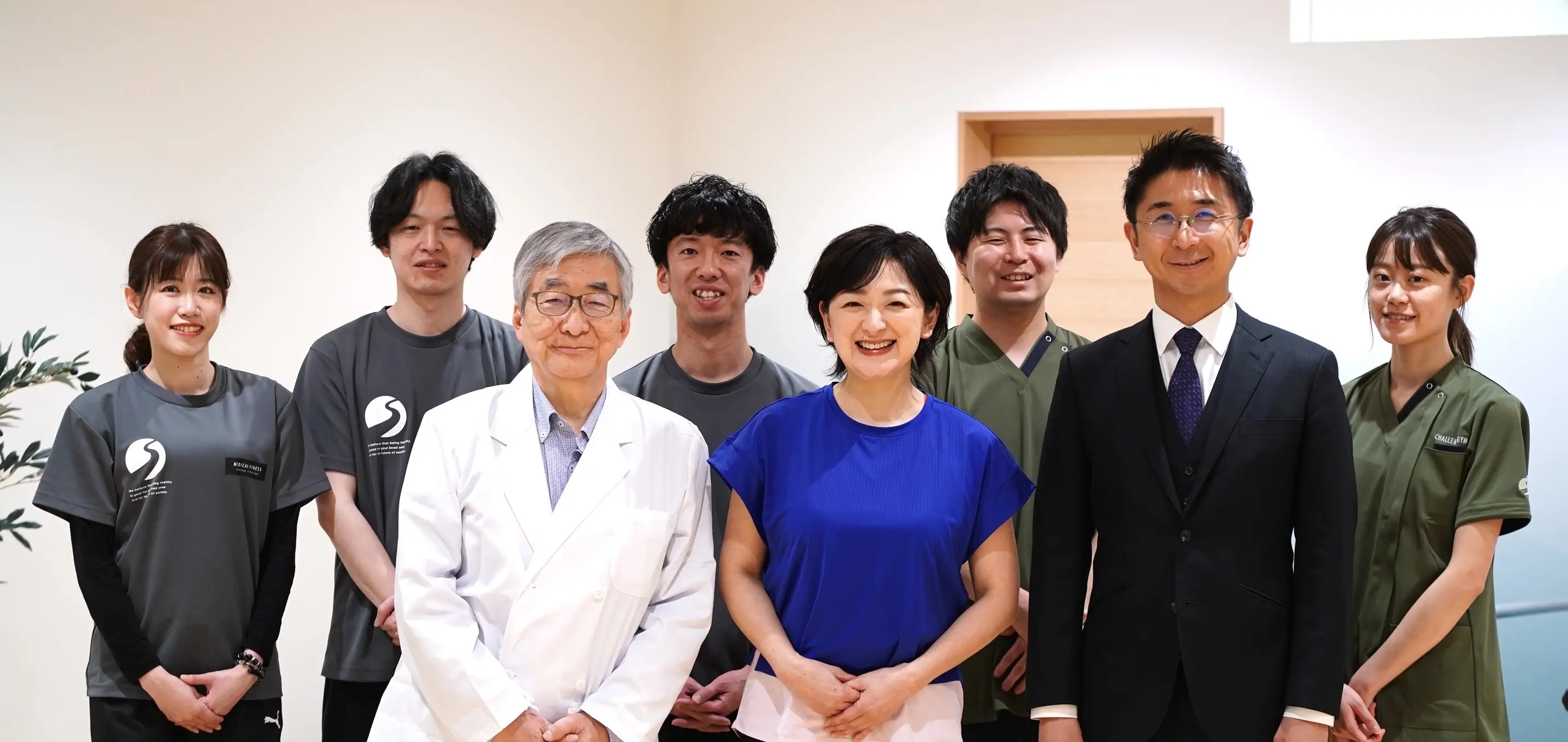 スタッフの笑顔の集合写真