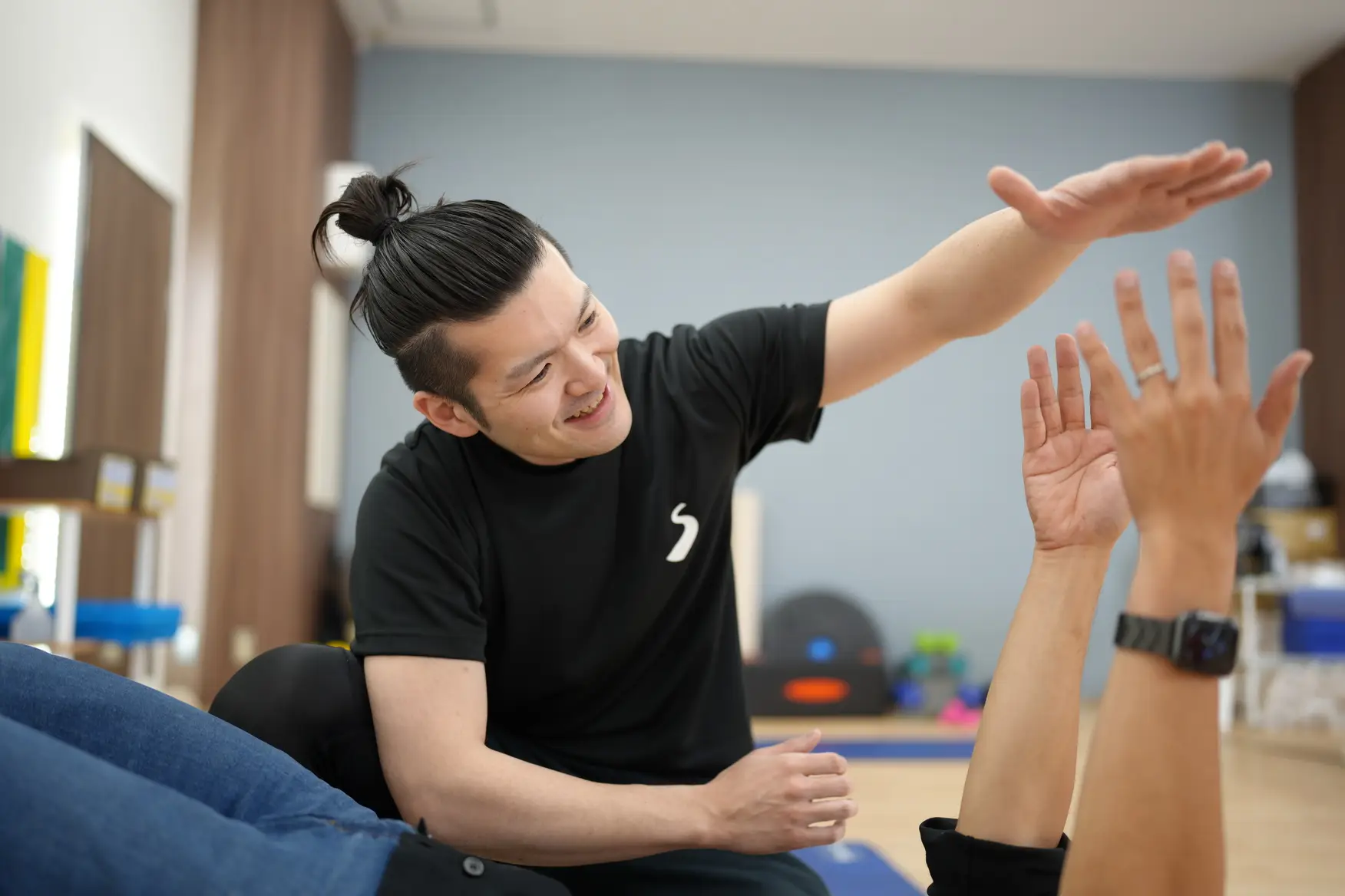 パーソナルトレーナーが指導をしている様子